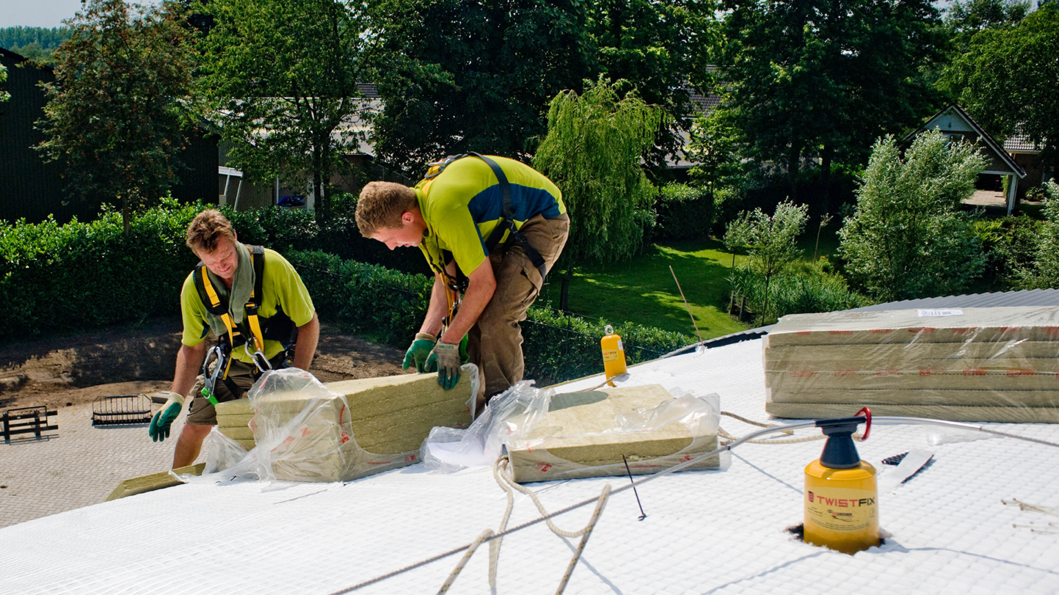 Brandweerkazerne st michielsgestel_extensief steil groendak_aanleg substraatplaten_WEB (6)