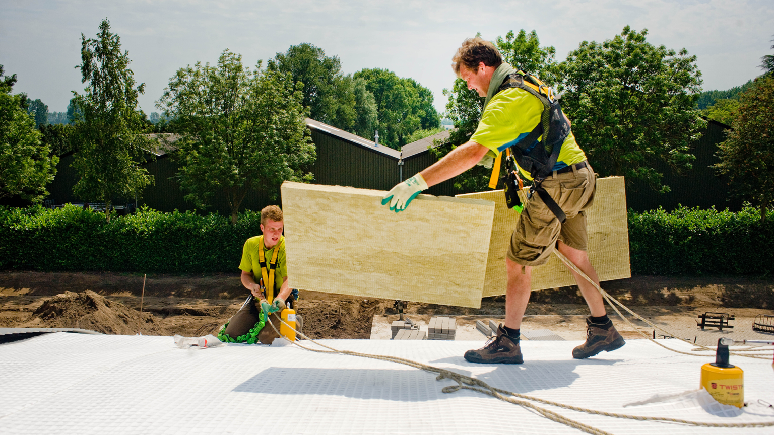 Brandweerkazerne st michielsgestel_extensief steil groendak_aanleg substraatplaten_WEB (7)